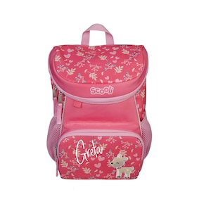 Könnte beinhalten: Rosa Rucksack mit Blumenmuster und einem Hirsch-Applikationen. Der Rucksack hat eine Reißverschlusstasche vorne und eine Netztasche an der Seite. Der Text "scooli" und "Greta" ist auf dem Rucksack aufgedruckt.
