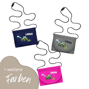 Könnte beinhalten: Drei kleine, rechteckige Geldbörsen mit schwarzen Kordeln. Eine ist marineblau, eine grau und eine pink. Jede Geldbörse hat eine grüne Traktorgrafik und einen Namen: Linus oder Jana. Die Geldbörsen sind für Kinder.