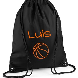 Könnte beinhalten: Schwarzer Beutel mit Kordelzug, orangefarbenem Text und einer Basketballgrafik. Der Text lautet "Luis".
