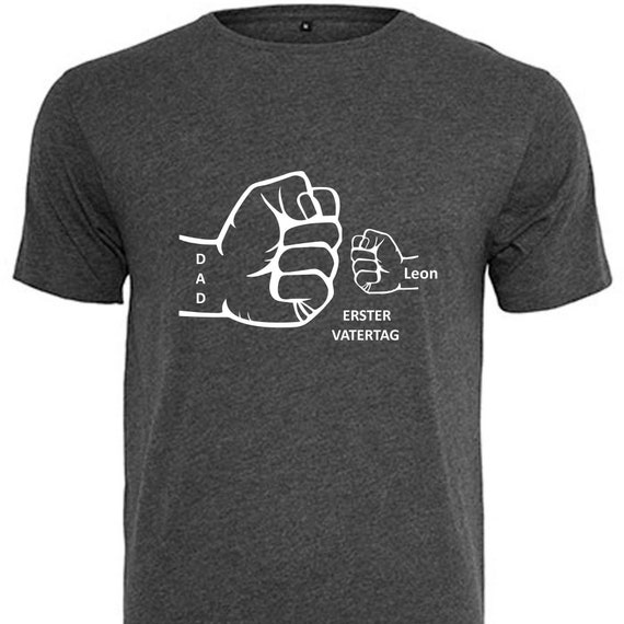 Vatertags-Shirt mit Namen | Personalisiertes Papa Tshirt als Geschenk | Herren T-Shirt Dad mit Kindernamen | Motiv Faust erster Vatertag