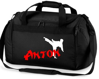 Bolsa de deporte con nombre | Motivo de Karate en blanco y rojo para niños y niñas. Bolsa de viaje cruzada | taekwondo judo artes marciales