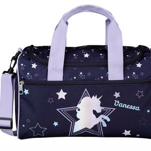 kleine Sporttasche Mädchen mit Namen Motiv Einhorn Dreamland mit Sternen in lila Personalisierte Reisetasche Umhängetasche Bild 1