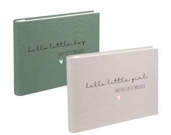 Può includere: Due album fotografici con copertine in tessuto. L'album verde dice "hello little boy" e "Jans erste Monate". L'album beige dice "hello little girl" e "Amiras erste Monate".