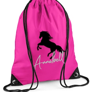 Sac à cordon personnalisé avec nom imprimé Motif cheval cabré & nom Sac à cordon avec motif cheval pour fille pink