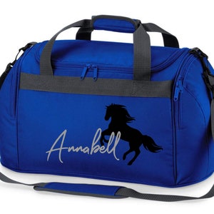 Reittasche mit Namensdruck personalisiert Motiv aufsteigendes Pferd mit Name Trage und Sporttasche für Mädchen zum Reiten royalblau
