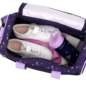 petit sac de sport fille avec nom Motif Licorne Dreamland avec étoiles en violet Sac bandoulière sac de voyage personnalisé image 2