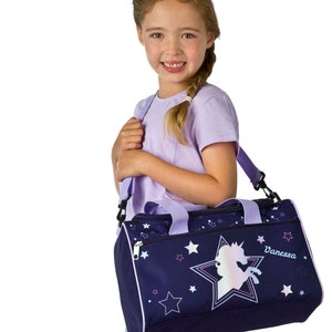 petit sac de sport fille avec nom Motif Licorne Dreamland avec étoiles en violet Sac bandoulière sac de voyage personnalisé image 3