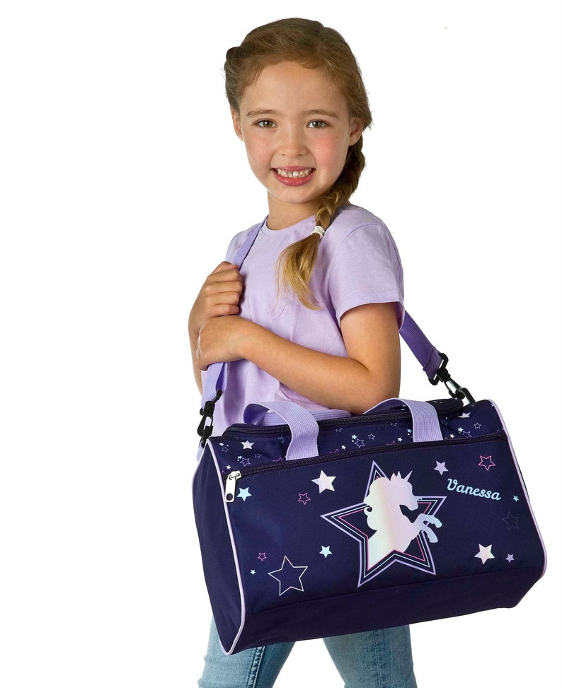 petit sac de sport fille avec nom Motif Licorne Dreamland avec étoiles en violet Sac bandoulière sac de voyage personnalisé image 3