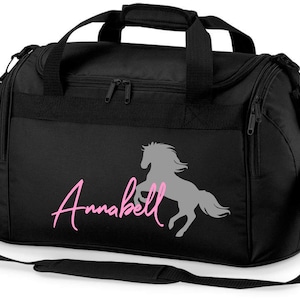 Reittasche mit Namensdruck personalisiert Motiv aufsteigendes Pferd mit Name Trage und Sporttasche für Mädchen zum Reiten schwarz