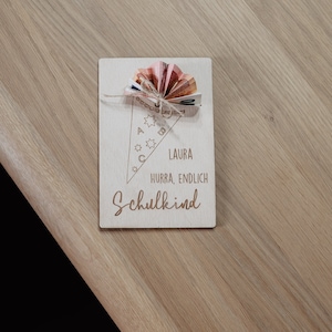 Cartão de presente de madeira para o início das aulas 1ª série com nome | Presente personalizado em dinheiro para matrícula escolar | Cone escolar gravado para aluno de 2023