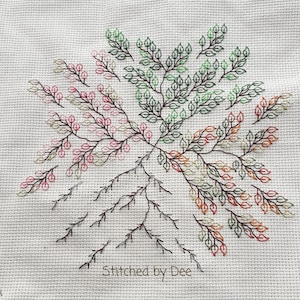 Könnte beinhalten: Kreuzstich-Stickerei eines Baumes mit Ästen und Blättern in Grün-, Rosa- und Orangetönen. Der Text "Stitched by Dee" befindet sich am unteren Rand des Bildes.