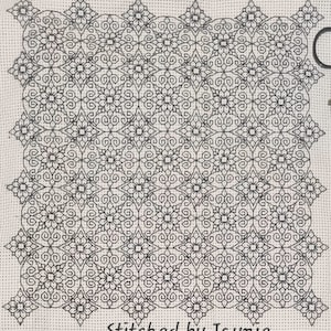 Könnte beinhalten: Schwarz-weißes Stickmuster mit einem sich wiederholenden geometrischen Muster aus Kreisen, Sternen und Spiralen. Das Muster ist auf einem weißen Stoff gestickt und der Text "Stitched by Jaynie" befindet sich unten.