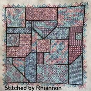 Puede incluir: Una pieza de punto de cruz con un dise&ntilde;o geom&eacute;trico, con varios patrones en tonos de azul, rosa y morado. El dise&ntilde;o est&aacute; delineado en negro y enmarcado con un borde festoneado. El texto "Stitched by Rhiannon" est&aacute; en la parte inferior.