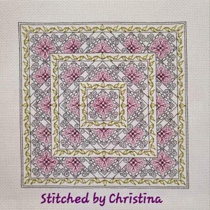 Puede incluir: Un patrón de punto de cruz con un diseño geométrico en hilo rosa, verde y negro. El patrón está enmarcado por un borde de hilo verde y negro. El texto "Stitched by Christina" está en la parte inferior de la imagen.
