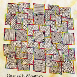 Op de afbeelding: Een gedetailleerd textielkunstwerk met een patchwork-ontwerp van zwart-wit patronen vierkanten. Elk vierkant is omlijnd met een levendige regenboogrand. De tekst "Stitched by Rhiannon" staat onderaan.