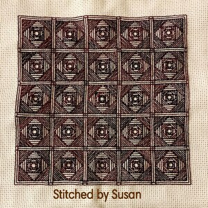 Könnte beinhalten: Ein beigefarbener Stoff mit einem braunen und schwarzen geometrischen Muster, das in einem Raster gestickt ist. Der Text "Stitched by Susan" befindet sich am unteren Rand des Bildes.