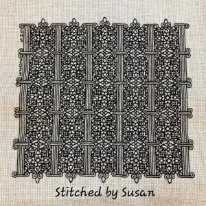 Op de afbeelding: Een zwart-wit geometrisch ontwerp geborduurd op een beige stof. Het ontwerp heeft herhalende patronen van vierkanten, cirkels en lijnen. De stof heeft de tekst "Stitched by Susan" onderaan.