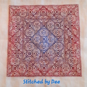 Puede incluir: Un primer plano de un patrón de punto de cruz con una forma de diamante central en azul y un borde circundante en rojo. El patrón está cosido en tela Aida blanca y el texto "Stitched by Dee" es visible en la parte inferior.