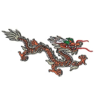 Könnte beinhalten: Ein gestickter Bügelaufkleber mit einem roten und orangefarbenen chinesischen Drachen mit grünen und weißen Akzenten. Der Drache blickt nach rechts und hat eine rote Zunge.