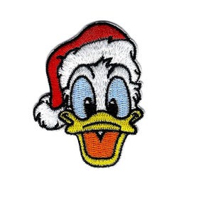 Op de afbeelding: Geborduurde patch met een cartoon eend met een kerstmuts. De eend heeft blauwe ogen, een gele snavel en een oranje tong. De kerstmuts is rood met een witte rand. Op een witte achtergrond.