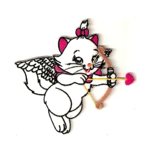 Puede incluir: Gato blanco con alas rosas y un lazo, sosteniendo un arco y una flecha dorados con un corazón rosa en la flecha.