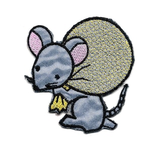 Puede incluir: Un ratón gris bordado que lleva un saco amarillo y gris a la espalda. El ratón tiene orejas rosas y una nariz negra.