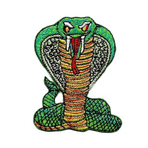Peut inclure: Patch brodé vert à repasser représentant un cobra avec son capuchon relevé, la langue rouge tirée et des rayures jaunes et orange sur le corps.