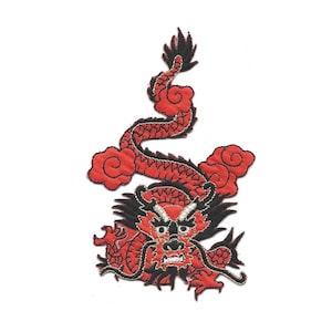 Peut inclure: Patch thermocollant brodé rouge représentant un dragon chinois avec des contours noirs et des accents dorés.
