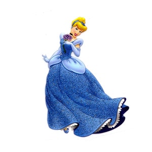 Puede incluir: Un vestido de princesa azul y blanco con acabado brillante. El vestido tiene un escote de corazón y una falda completa. La princesa sostiene un ramo de flores moradas.
