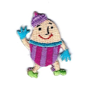 Puede incluir: Parche bordado para planchar de un personaje de dibujos animados. El personaje es una persona con forma de huevo con un sombrero morado, una camisa a rayas rosa y morada, guantes azules y zapatos verdes. El personaje sonríe y saluda.