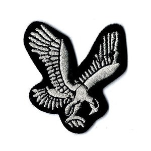 Może przedstawiać: Naszywka haftowana w kolorze czarnym i białym przedstawiająca orła w locie.