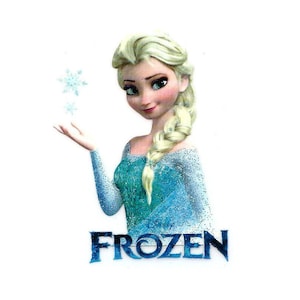 Puede incluir: Elsa, un personaje de la película Frozen, lleva un vestido azul y blanco con un diseño de copo de nieve. Tiene el pelo largo rubio y ojos azules. La palabra "FROZEN" está escrita en letras azules debajo de ella.