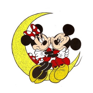 Può includere: Topolino e Minnie Mouse sono seduti su una mezzaluna gialla. Topolino indossa pantaloncini rossi e Minnie indossa un vestito rosso con pois bianchi. Entrambi sorridono e si guardano.