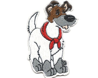 Könnte beinhalten: Ein weißer und brauner Cartoon-Hund mit einem roten Bandana um den Hals. Der Hund steht auf allen vieren und hat einen fröhlichen Gesichtsausdruck.