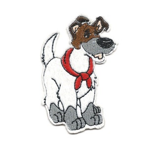 以下が含まれることがあります： 首に赤いバンダナを巻いた白と茶色の漫画の犬。犬は四つ足で立っており、顔は幸せな表情をしている。