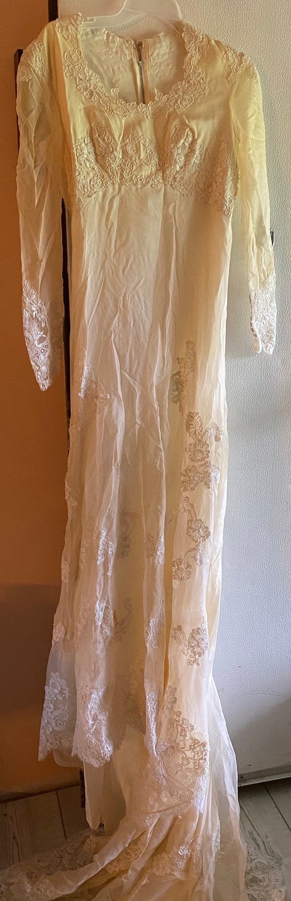Vintage lace wedding dress with long sleeves
