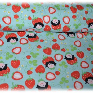 Könnte beinhalten: Ein hellblauer Stoff mit einem sich wiederholenden Muster aus roten Erdbeeren und stilisierten Mädchen mit schwarzen Haaren. Die Erdbeeren sind ganz und halbiert. Der Stoff hat ein dezentes weißes Blumenmuster.