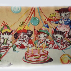 Könnte beinhalten: Eine bunte Illustration von sieben Kätzchen und Welpen, die einen Geburtstag mit einem rosafarbenen Kuchen und Kerzen feiern. Die Tiere tragen Partyhüte und sitzen an einem Tisch mit einer weißen Tischdecke. Im Hintergrund sind Girlanden und Ballons zu sehen.