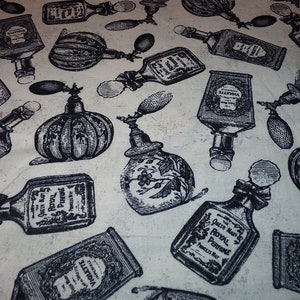 Peut inclure: Un tissu blanc avec un motif répété noir et blanc de flacons de parfum vintage. Les flacons ont des motifs ornés et des étiquettes avec du texte comme "Queen Mary's Royal Perfume" et "Violette".