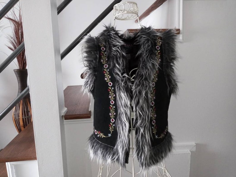 grey girl woman extra small hippie boeme country western Amerindians SHAGGY jacket sleeveless black