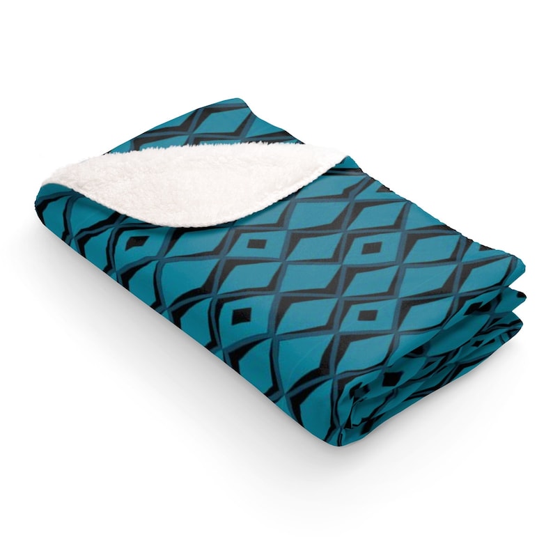 Tiki Diamond Sherpa Fleece Blanket In Blueberry