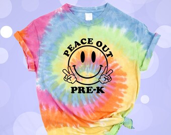 Camiseta "Peace Out Pre K" - Camiseta Tie Dye para Escola - Camiseta de Formatura da Pré-Escola - Último Dia de Aula - Camiseta para Professor(a) da Pré-Escola - Camiseta para Educação Infantil