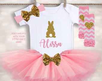 Puede incluir: Conjunto de bebé niña para Pascua en rosa y dorado con tutú, diadema, polainas y un body con un conejito y el nombre "Alissa".