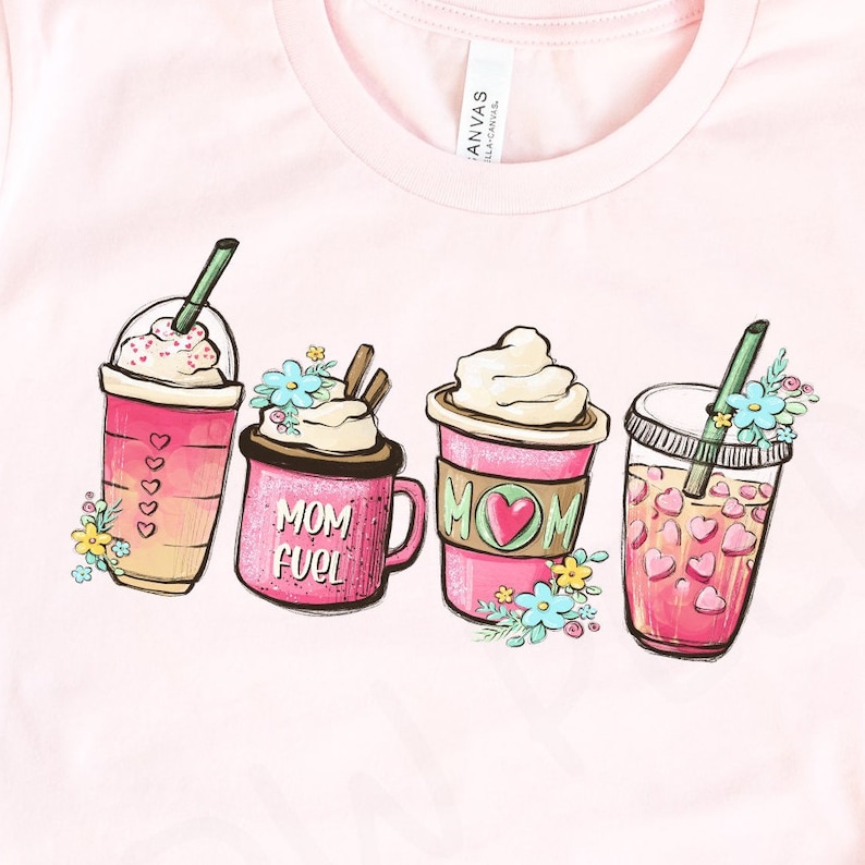 Op de afbeelding: Roze T-shirt met een afbeelding van vier verschillende koffiedrankjes. De drankjes zijn versierd met hartjes, bloemen en de tekst "Mom Fuel".