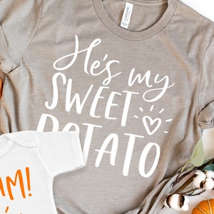Puede incluir: Una camiseta gris con el texto "He's my sweet potato" en letras blancas. Un peque&ntilde;o coraz&oacute;n est&aacute; incluido en el texto.