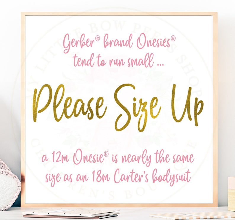 Puede incluir: Un cartel blanco con texto rosa que dice "Gerber brand Onesies tend to run small... Please Size Up a 12m Onesie is nearly the same size as an 18m Carter's bodysuit"