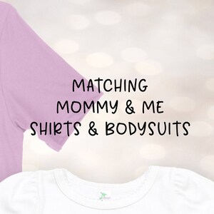 K&ouml;nnte beinhalten: Passende Mama & Ich Shirts und Bodys in Rosa und Wei&szlig;. Der Text "Matching Mommy & Me Shirts & Bodysuits" ist in Schwarz geschrieben.