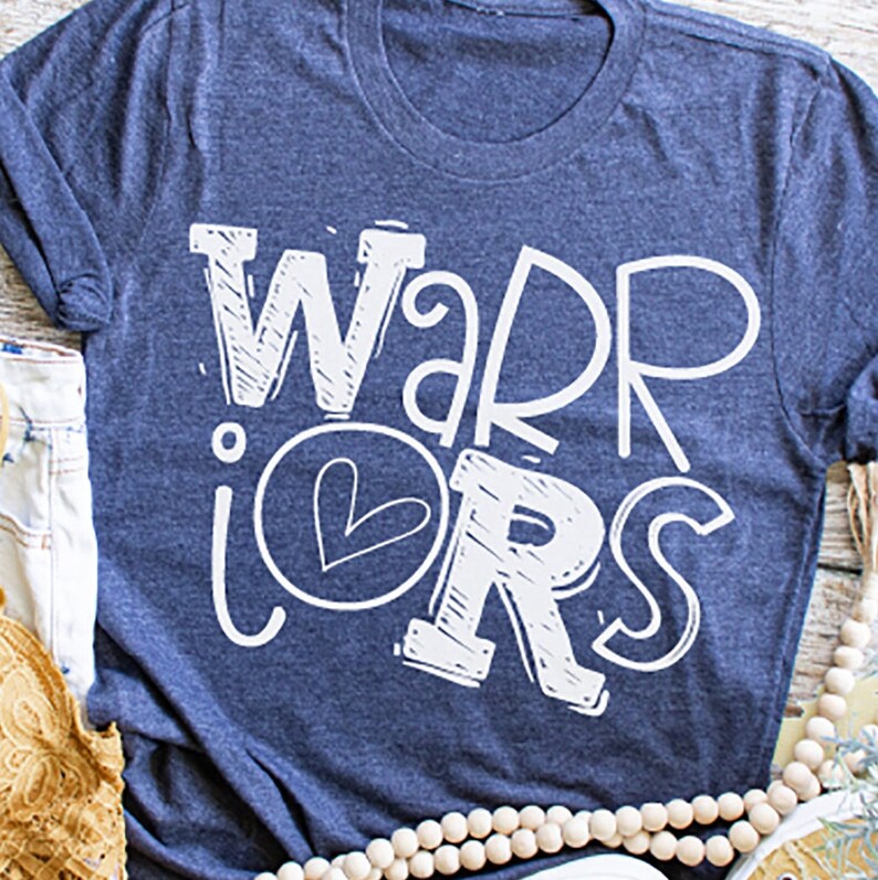 K&ouml;nnte beinhalten: Ein marineblaues T-Shirt mit den Worten "WARRIORS" in Wei&szlig; mit einem Herzen in der Mitte des "I".