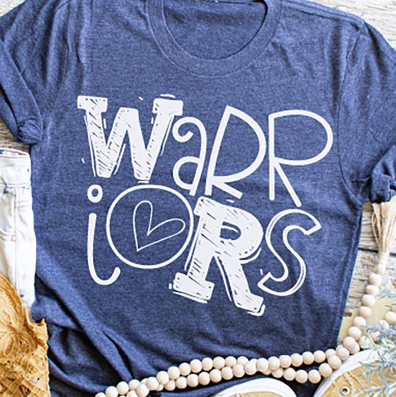K&ouml;nnte beinhalten: Ein marineblaues T-Shirt mit einer wei&szlig;en Grafik, auf der "WARRIORS" mit einem Herzen in der Mitte des "O" steht.