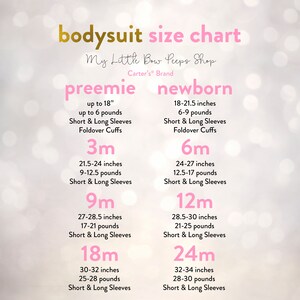 Puede incluir: Un gr&aacute;fico rosa y blanco con el t&iacute;tulo "bodysuit size chart" y el texto "My Little Bow Peeps Shop Carter's Brand". El gr&aacute;fico enumera diferentes tallas de bodys para beb&eacute;s con los rangos de edad, los rangos de peso y las longitudes de las mangas correspondientes. Las tallas enumeradas son prematuro, reci&eacute;n nacido, 3m, 6m, 9m, 12m, 18m y 24m.